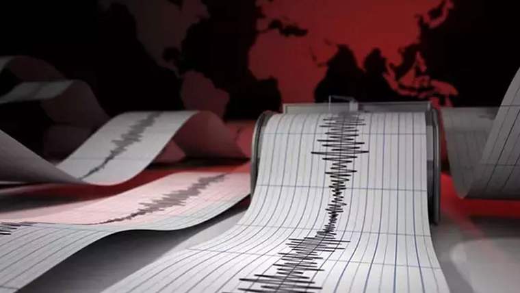 Sismografın kaydettiği deprem dalgalarını gösteren kağıt ruloları.