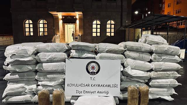 Sivas’ta D-100 Karayolu’nda Dev Kaçak Tütün Operasyonu: 1 Ton 337 Kilogram Kıyılmış Tütün Ele Geçirildi