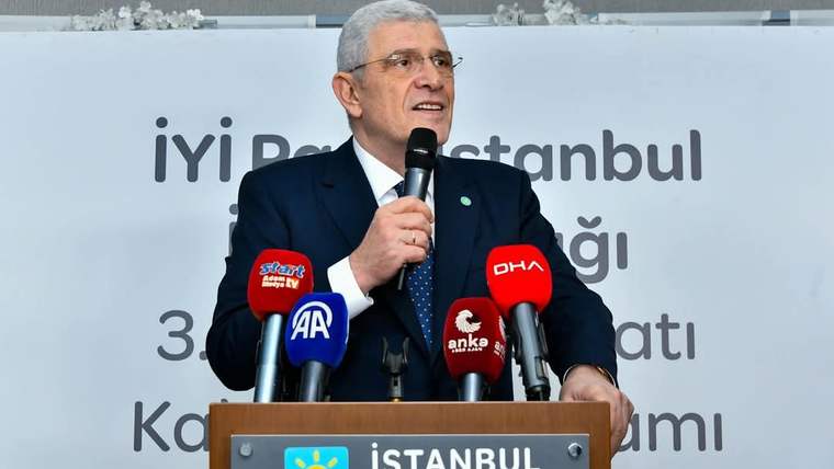 Mikrofonu elinde tutan bir kişi, arkasında İYİ Parti İstanbul İl Başkanlığı yazılı bir pankartla konuşma yapıyor.