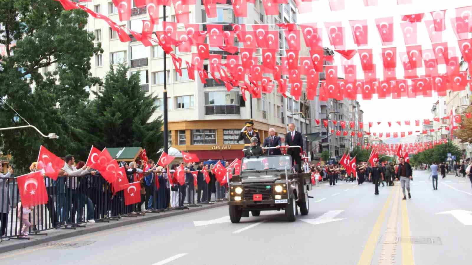 Sivas’ta 30 Ağustos töreni Atatürk Anıtı’nda başladı