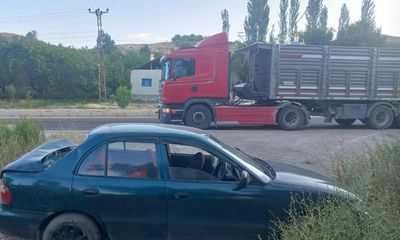 Sivas’ta Tır ile Otomobil Çarpıştı: 2 Yaralı