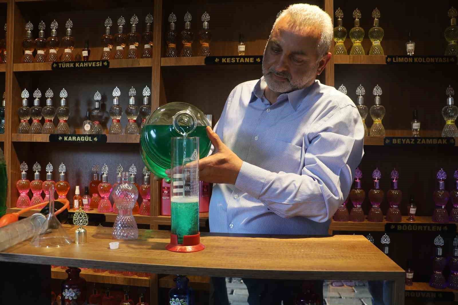 35 yıldır kolonya üreten usta,Sivas Kalesi’nin kokusunu hazırladı