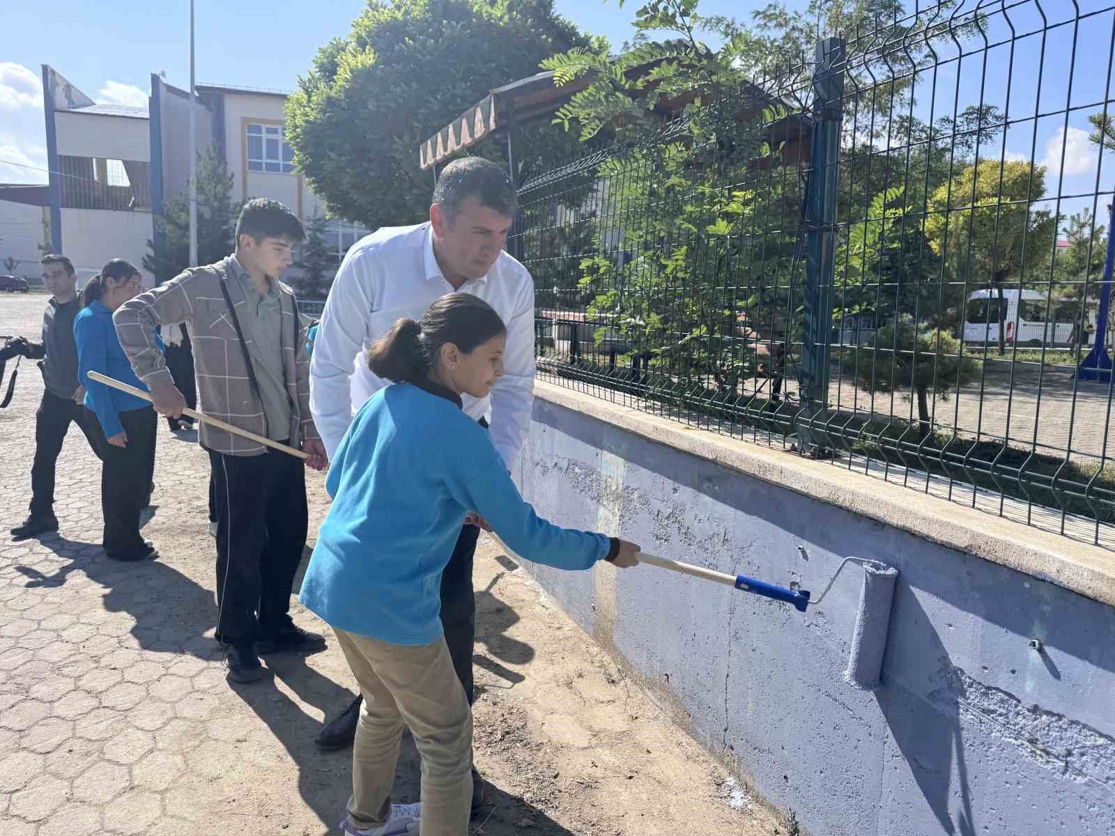 Altınyayla’da öğrenciler ve yöneticiler okul bahçesini temizledi