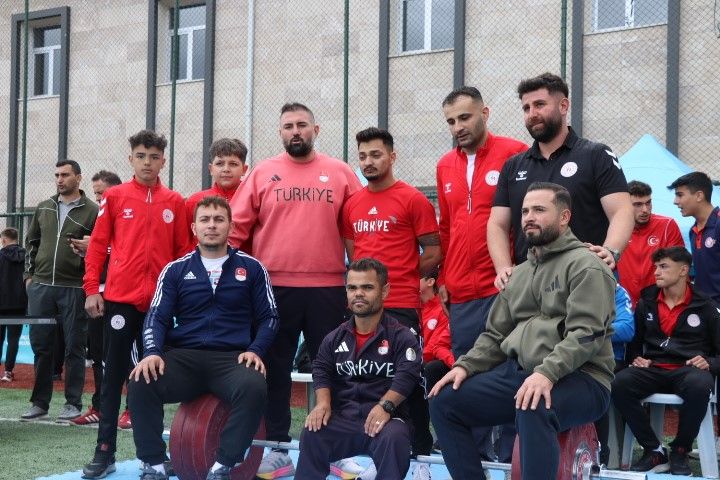 Sivas’ın Şampiyon Haltercileri GSB Yaz Spor Okulları’nda Gençlerle Buluştu