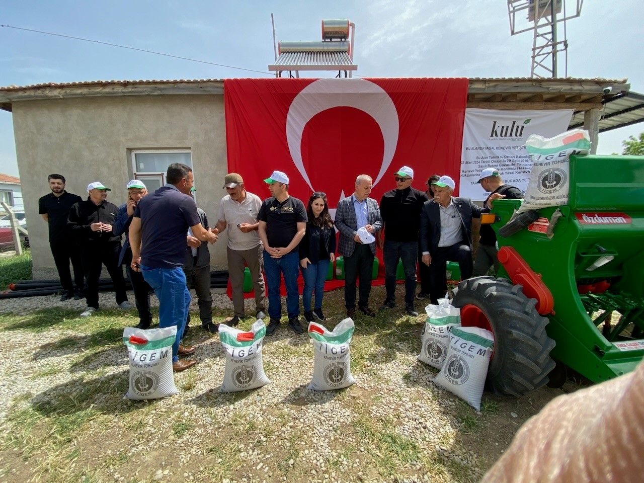 Kulu'da İlk Endüstriyel Kenevir Ekimi Başladı: 15 Dekarlık Tarımda Yeni Dönem