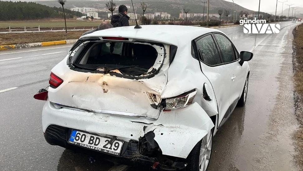 Sivas'ta Otomobil ve Tır Çarpıştı!