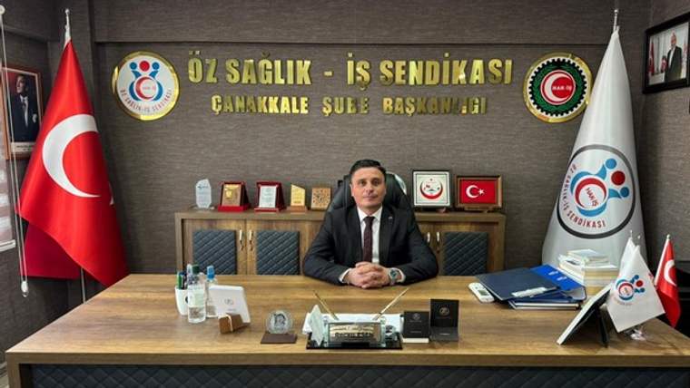 Öz Sağlık-İş Sendikası Çanakkale Şube Başkanlığı yazılı odada, masada oturan bir kişi görülüyor.