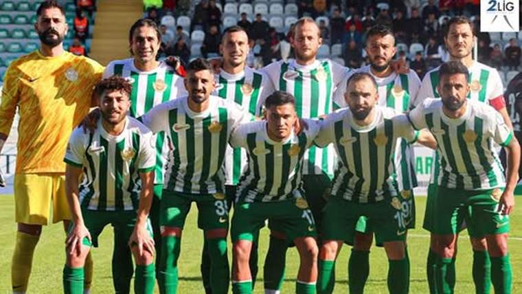 Serik FK futbol takımı, yeşil-beyaz formalarıyla poz veriyor.