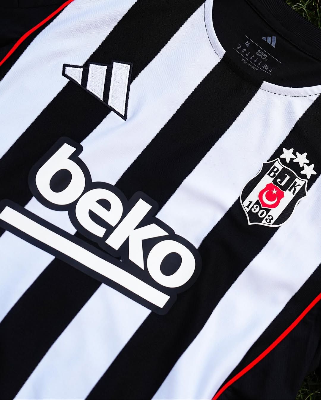 Beşiktaş Çubuklu Formayla Sahneye Çıkıyor