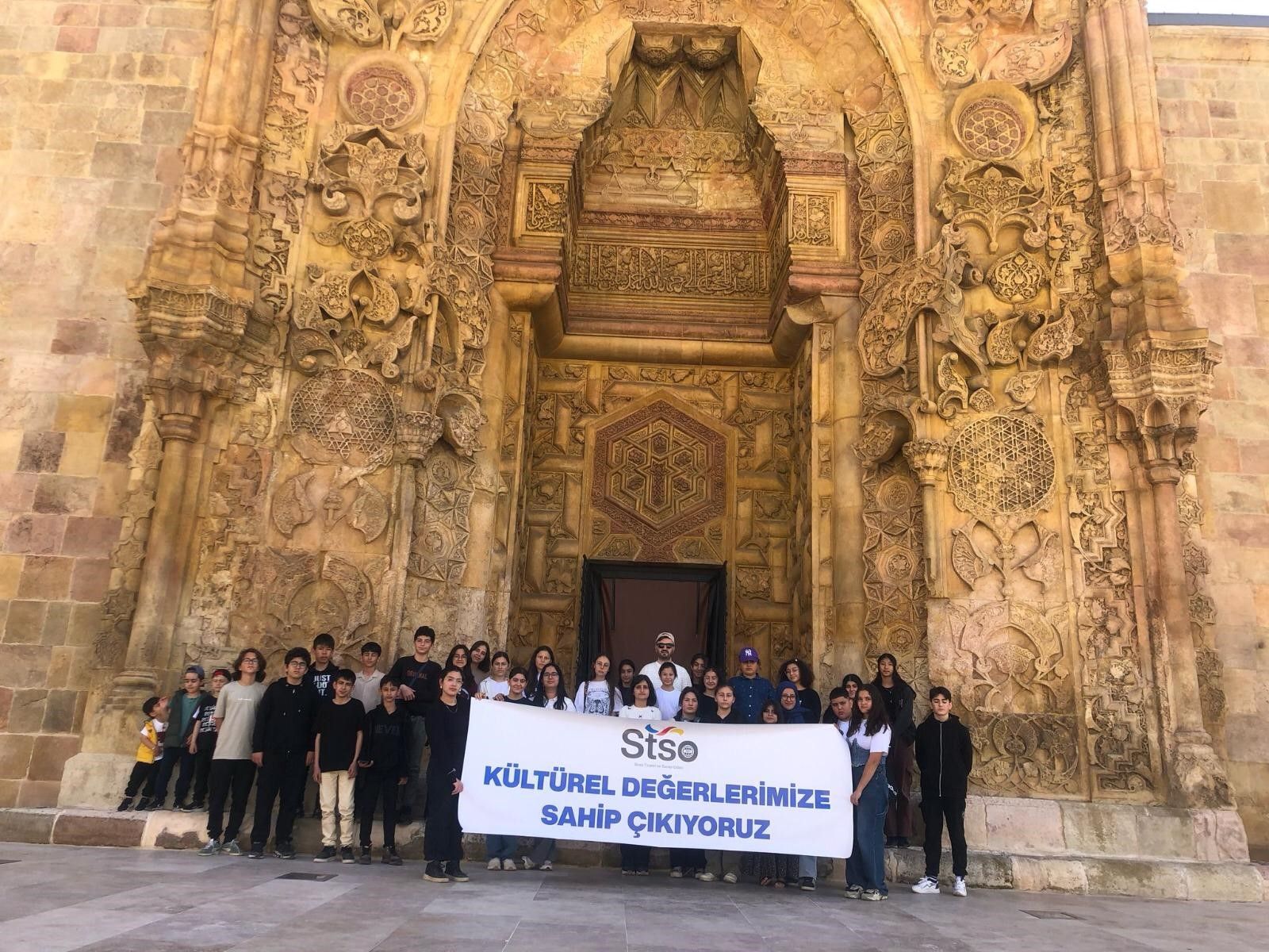 Divriği Ulu Camii: Anadolu’nun El Hamrası Ortaokul Öğrencilerini Ağırladı