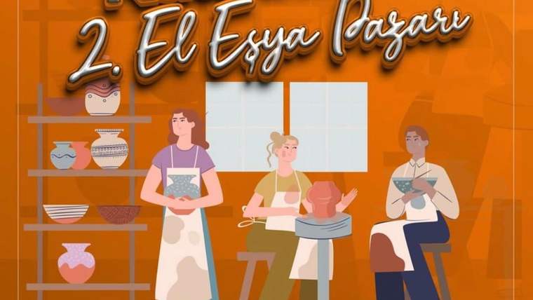 Kadın üreticilerin sergilendiği bir etkinlikte, üç kadın çeşitli el yapımı ürünler tutuyor.