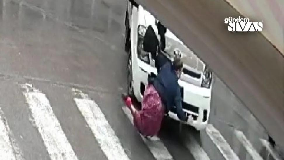 Yaya Yolunda Yürüyen Kadına Kamyon Çarptı