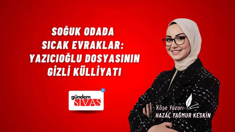 Kırmızı arka planda, başında başörtüsü olan bir kadın, gülümseyerek kameraya bakıyor.