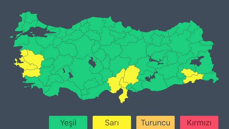 Türkiye haritasında bölgeler yeşil renkte, batı ve güneydeki bazı alanlar sarı gösterilmiş; altta uyarı renkleri açıklanıyor.