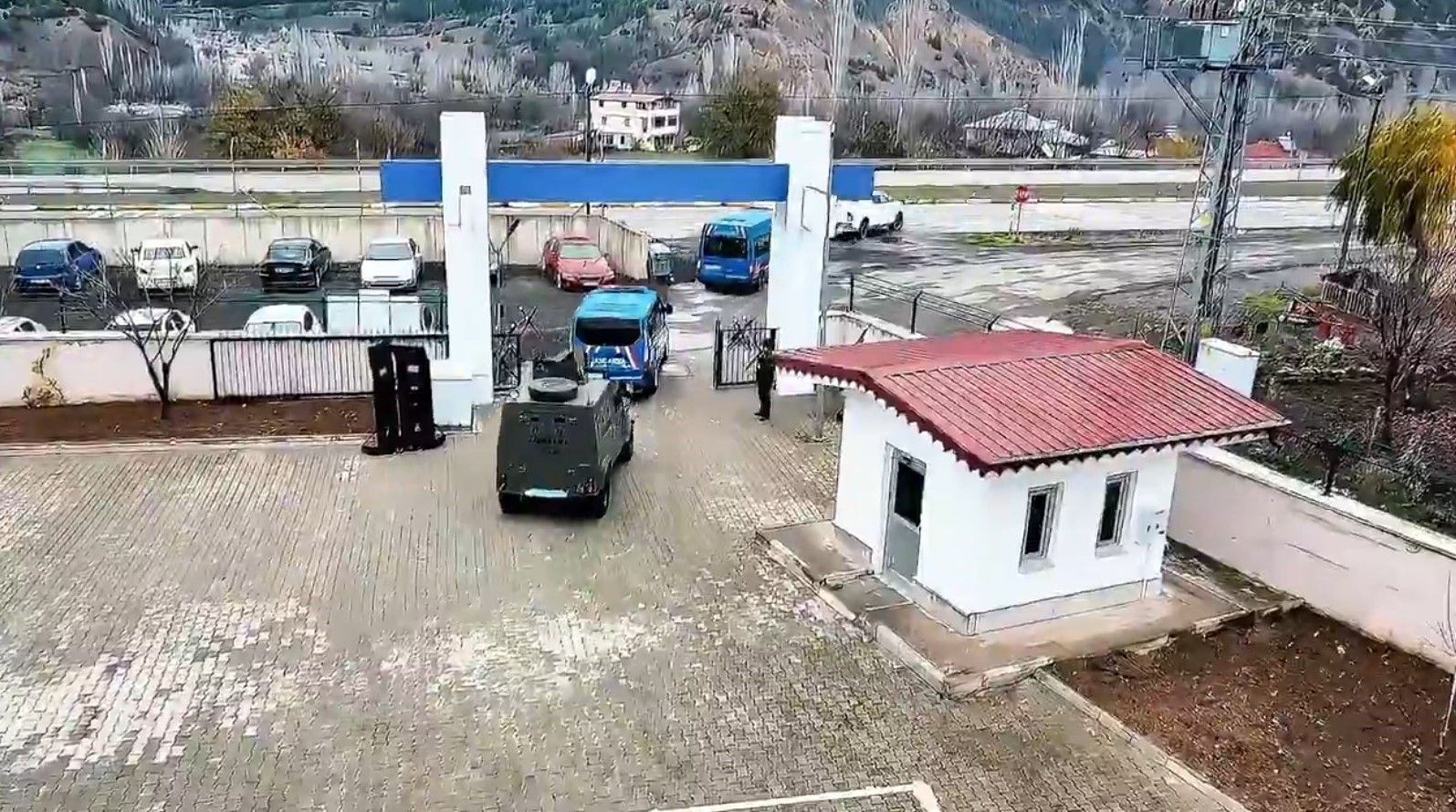 Sivas'ta Jandarma Operasyonu: Minibüste 10 Kaçak Göçmen Yakalandı