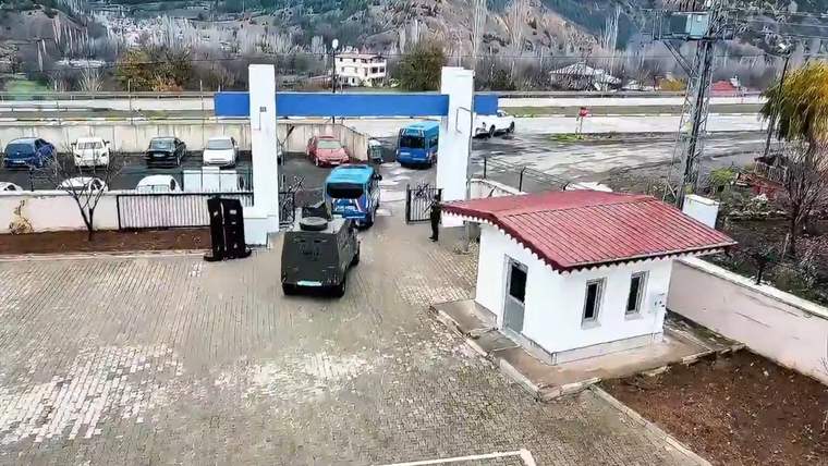 Sivas'ta Jandarma Operasyonu: Minibüste 10 Kaçak Göçmen Yakalandı