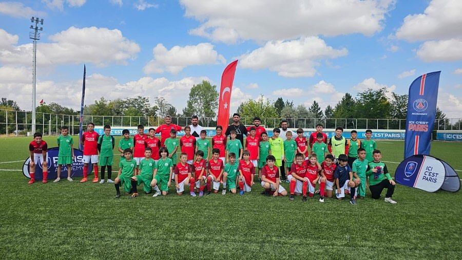 Sivas Belediyespor Minikleri Paris Saint Germain ile Dostluk Maçında Sahne Aldı