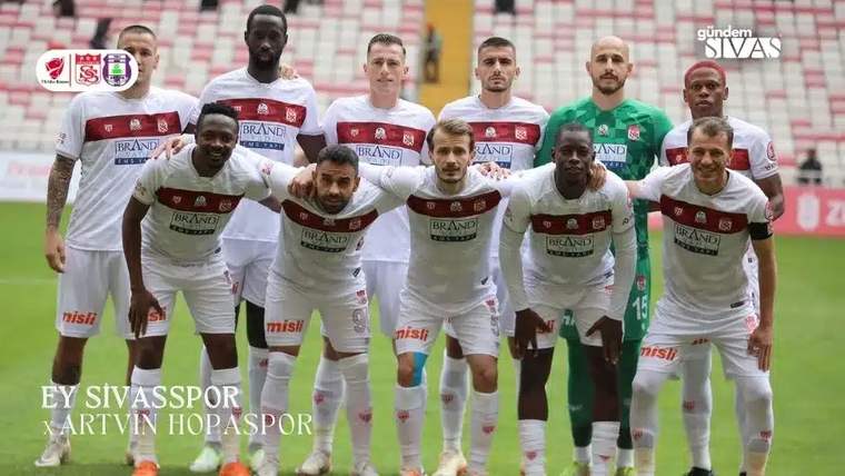 Sivasspor futbol takımı, sahada poz veren oyuncularla birlikte yer alıyor.