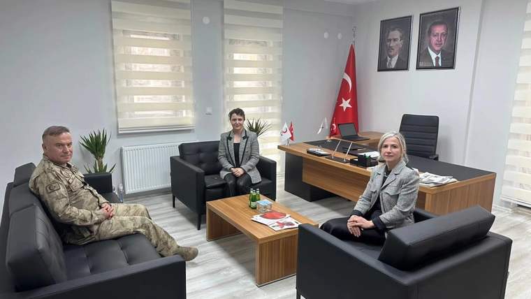 Kars Jandarma Komutanı Genç'ten Kızılay Kars Şubesine ziyaret - Birlik Haber Ajansı