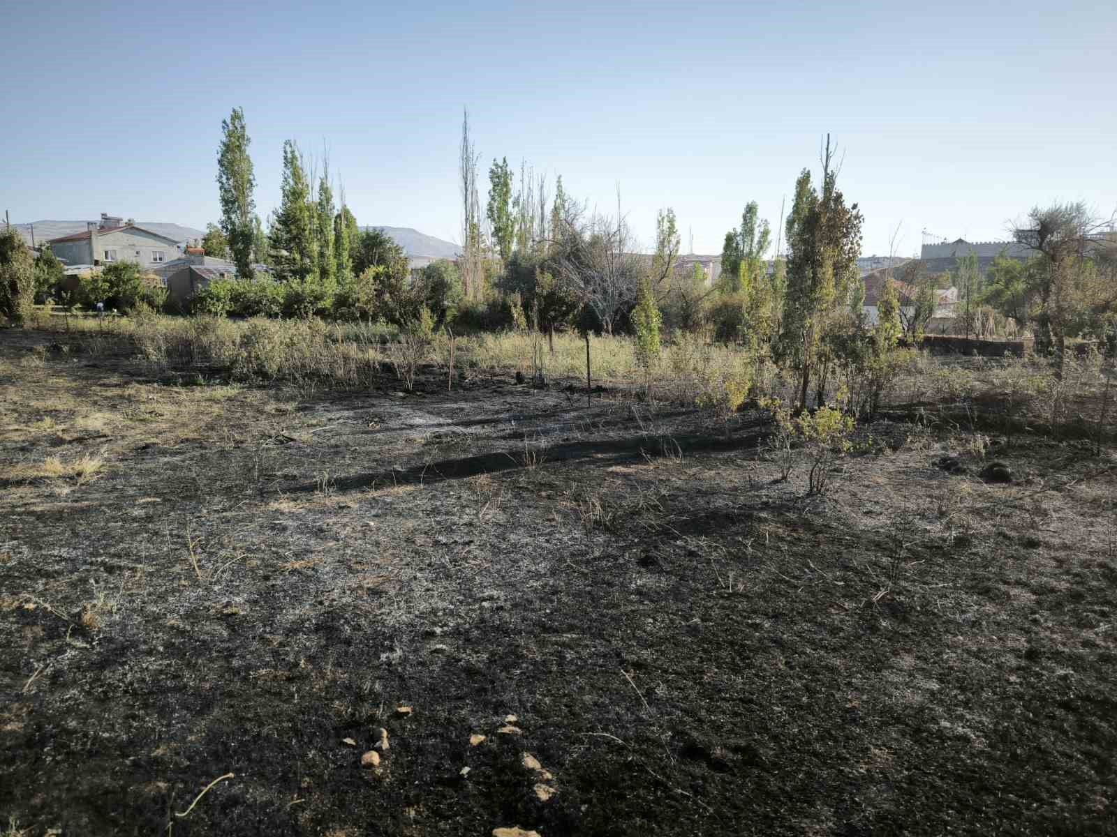 İki bahçeye yayılan yangın evlere sıçramadan kontrol altına alındı
