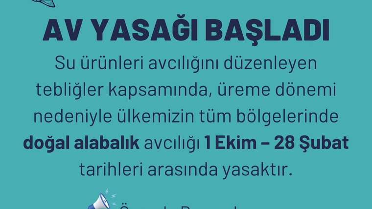 Mavi arka planda, beyaz yazıyla "Doğal Alabalık Av Yasağı Başladı" yazısı ve alt kısmında tarih bilgisi yer alıyor.