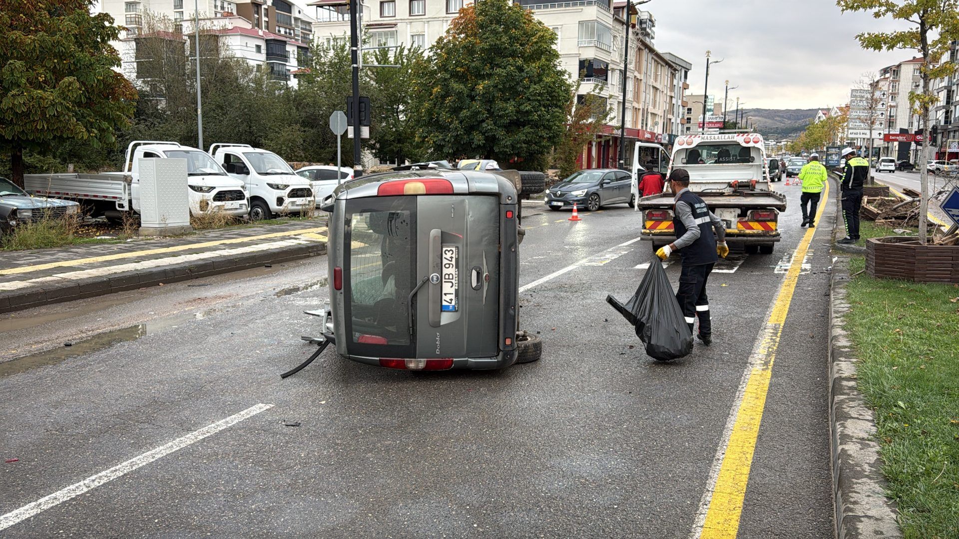 Sivas’ta Hafif Ticari Araç Yan Yattı: 4 Yaralı