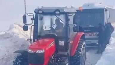 Sivas’ta Kar ve Tipi Ulaşımı Felç Etti: Mahsur Kalan Yolcu Midibüsünü Muhtar Traktörüyle Kurtardı