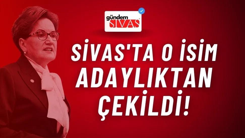 Kırmızı arka planda bir kişi konuşma yapıyor, üzerinde Sivas yazılı bir logo var.
