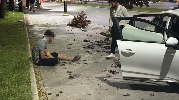 “direğe saplanarak durabildi”: Sivas’ta otomobil kazası