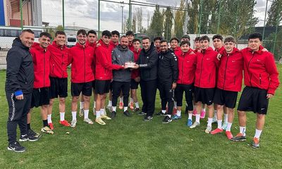 Sivas Belediye Spor U19 Takımı, Kulüp Müdürü Mehmet Öcal'ın Doğum Gününü Kutladı
