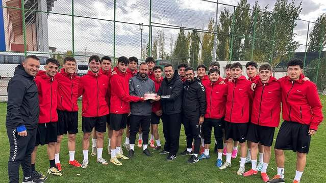 Sivas Belediye Spor U19 Takımı, Kulüp Müdürü Mehmet Öcal'ın Doğum Gününü Kutladı