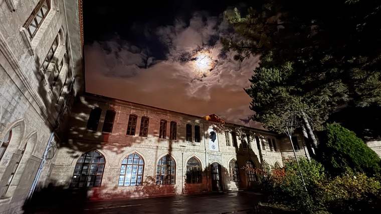 Gece saatlerinde çekilmiş, Selçuk Anadolu Lisesi'nin tarihi binası ve çevresindeki ağaçlar görünmekte.
