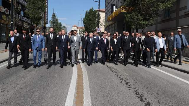 Sivas Valisi ve beraberindekiler Madımak Oteli'nde anma töreni düzenledi
