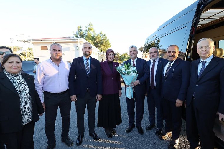 Ticaret Bakanı Bolat, Çeşme'de Dijital CEO Zirvesi'ne Katıldı ve AK Parti Teşkilatıyla Buluştu
