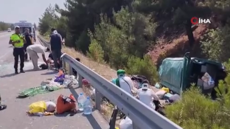 Yolda devrilmiş bir minibüs, etrafında yaralılara yardım eden sağlık ekipleri ve dağınık eşyalar var.