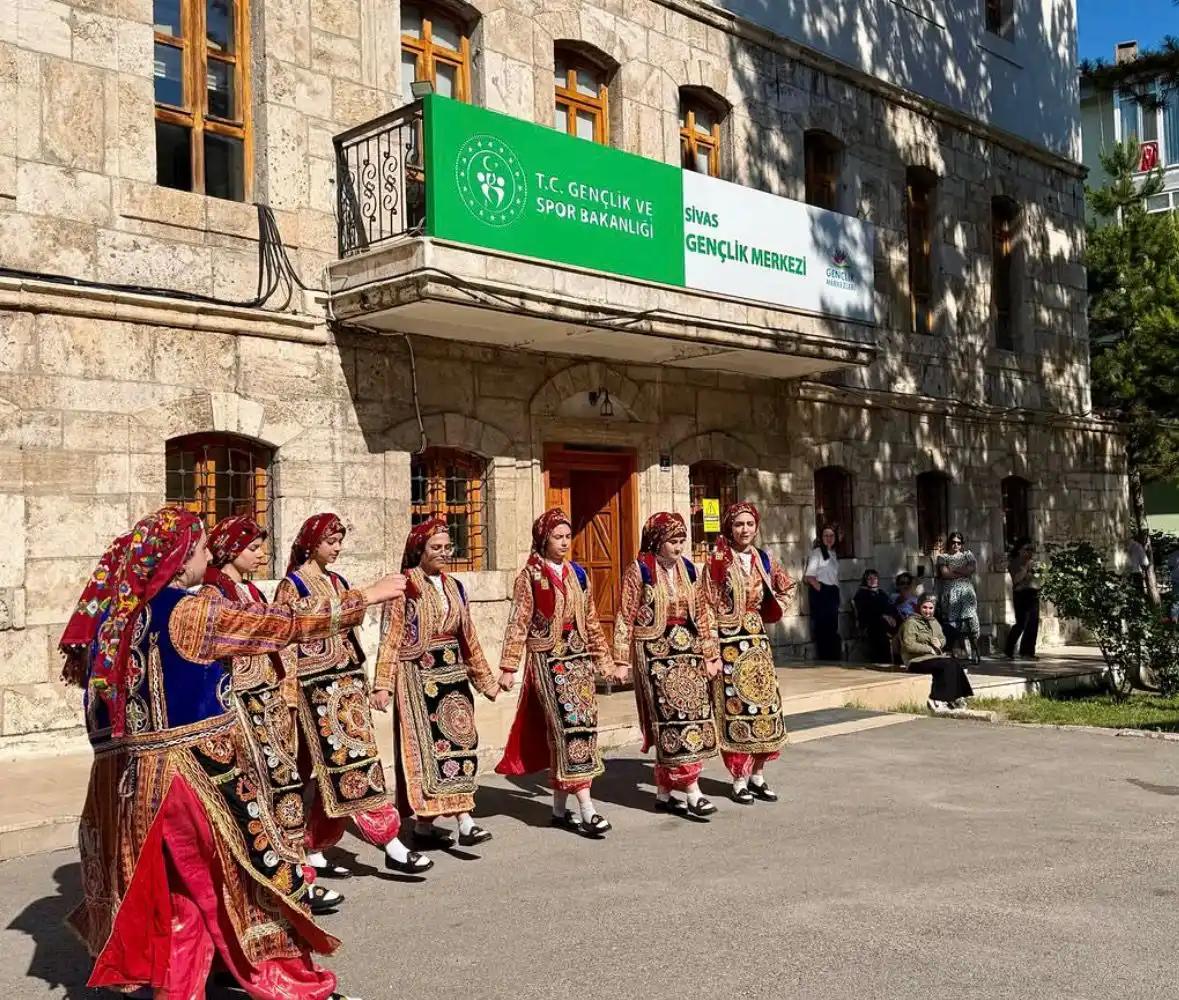 Sivas Gençlik Merkezi Yaz Kulübü Halk Oyunları Gösterisiyle Açıldı