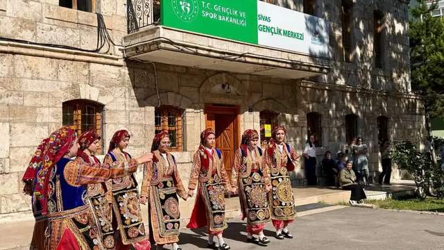 Sivas Gençlik Merkezi Yaz Kulübü Halk Oyunları Gösterisiyle Açıldı