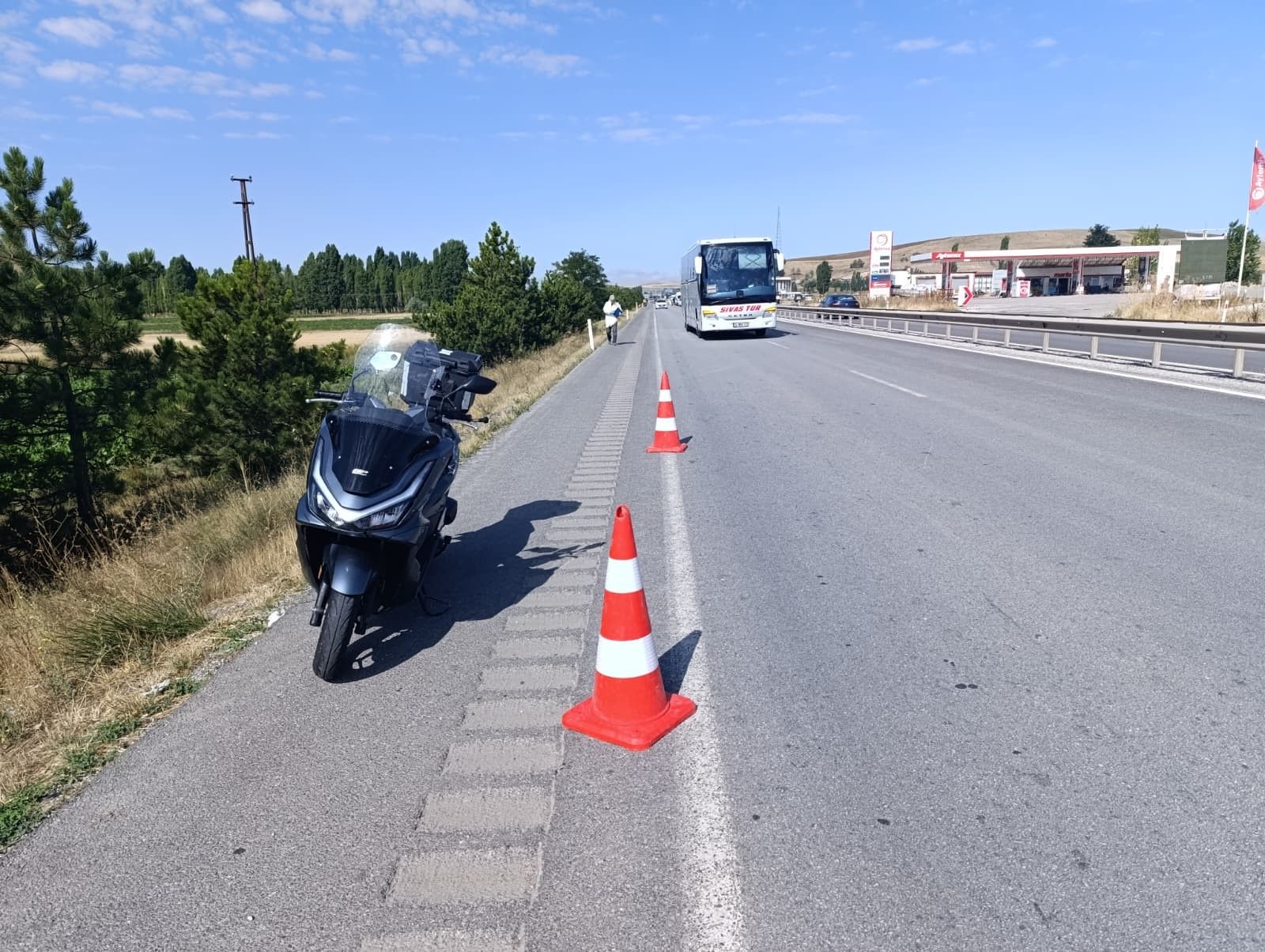 Yıldızeli çıkışında bariyerlere çarpan motosikletin sürücüsü öldü