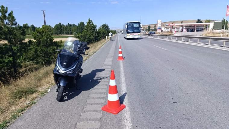 Yıldızeli çıkışında bariyerlere çarpan motosikletin sürücüsü öldü