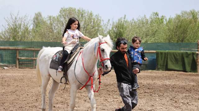 Tarihi Dizilerle Kadınlarda Binicilik Tutkusu Artıyor: Sivas'ta Ata Binme Rüzgarı