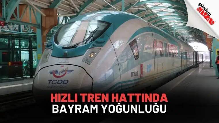 Kapalı bir istasyonda, TCDD logolu beyaz ve turkuaz renkli hızlı tren peronda duruyor.