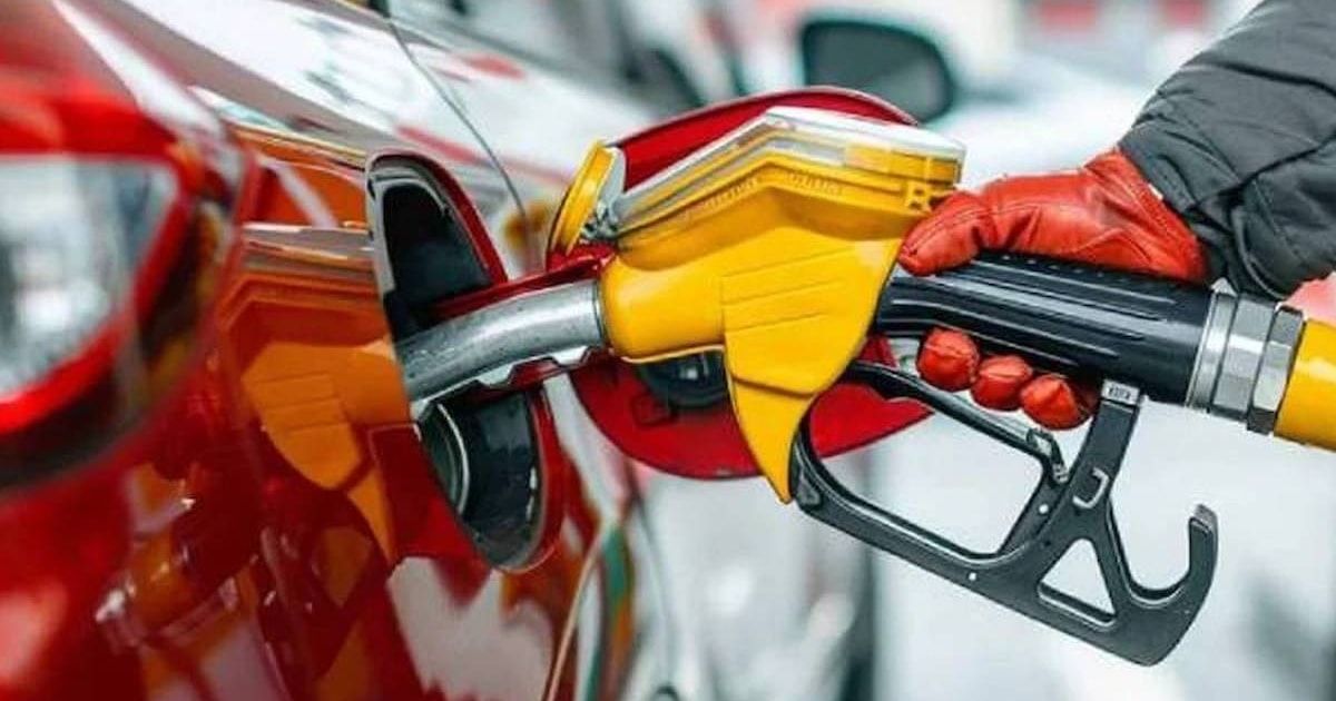 Kırmızı bir otomobilin yakıt deposuna sarı başlıklı yakıt pompası tabancası yerleştirilmiş.