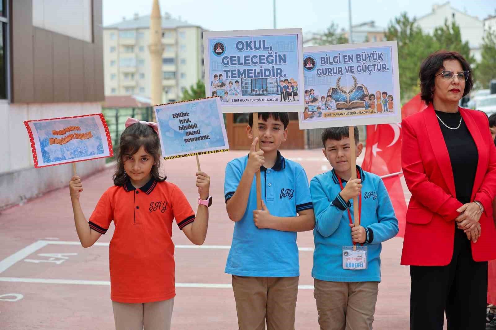 Sivas’taki kutlamada öğrenciler sahneye çıktı, Vali konuştu