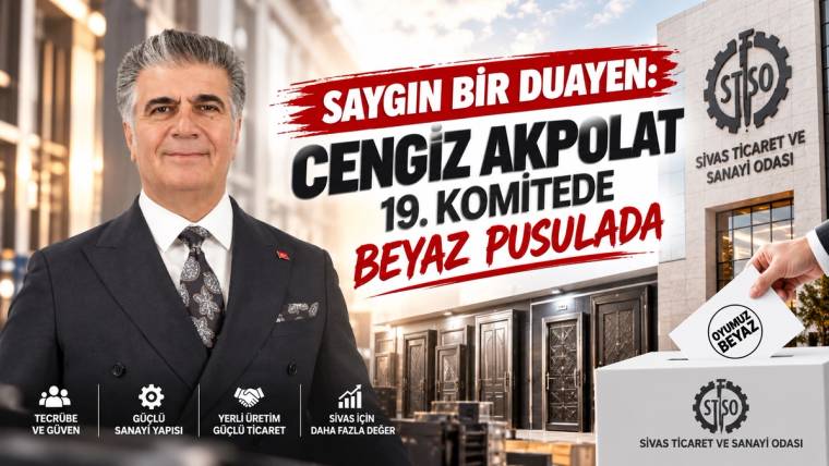 Takım elbiseli bir adam, Sivas Ticaret ve Sanayi Odası binası ile beyaz pusula görselinin yanında yer alıyor.