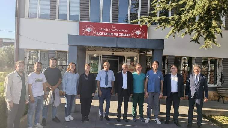 Şarkışla İlçe Tarım ve Orman Müdürlüğü önünde bir grup insan poz veriyor.