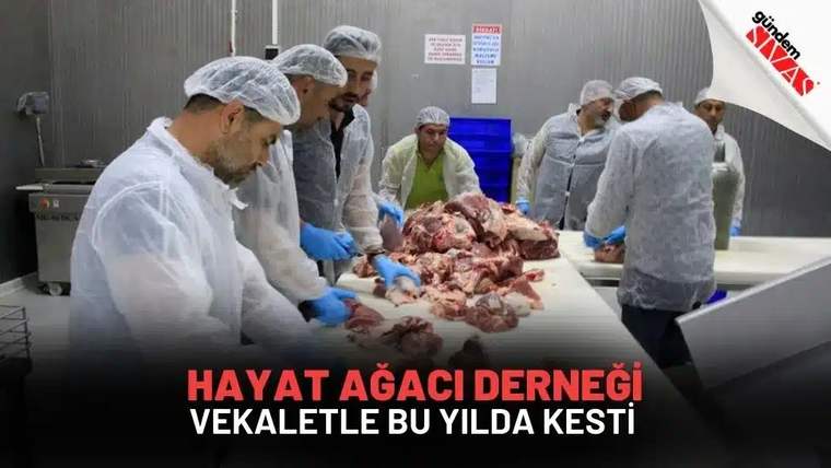 Saç bonesi, önlük ve eldiven takan kişiler, bir çalışma masasındaki et parçalarını işliyor.