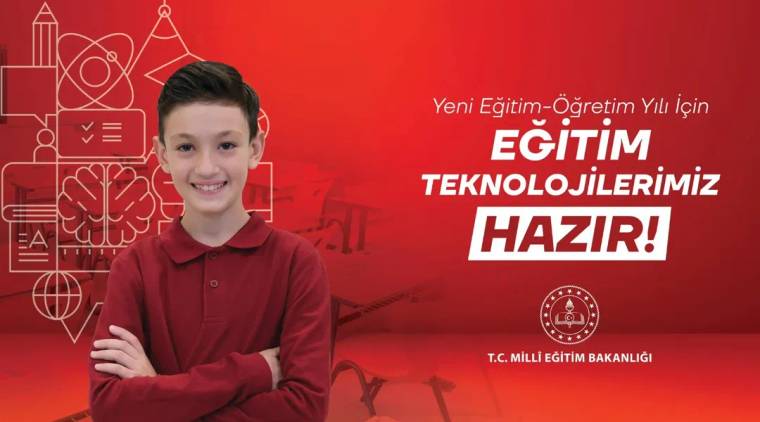 Kırmızı arka plan önünde kollarını bağlamış bir öğrenci ve eğitim teknolojilerini duyuran yazılı bir tasarım görülüyor.