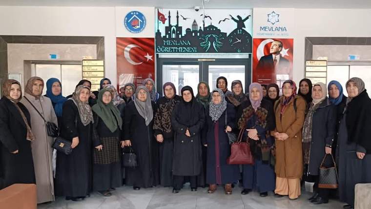 Bir grup kadın, Mevlana Öğretmenevi önünde toplu halde poz veriyor.