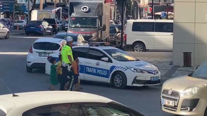 Trafik Polisi 4 Çocuğun Elinden Tutarak Yolun Karşısına Geçirdi