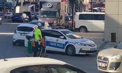 Trafik Polisi 4 Çocuğun Elinden Tutarak Yolun Karşısına Geçirdi